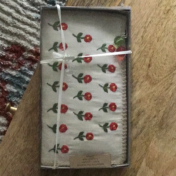 Red Flower Woven Abaca Wallet - Picture 2 of 3